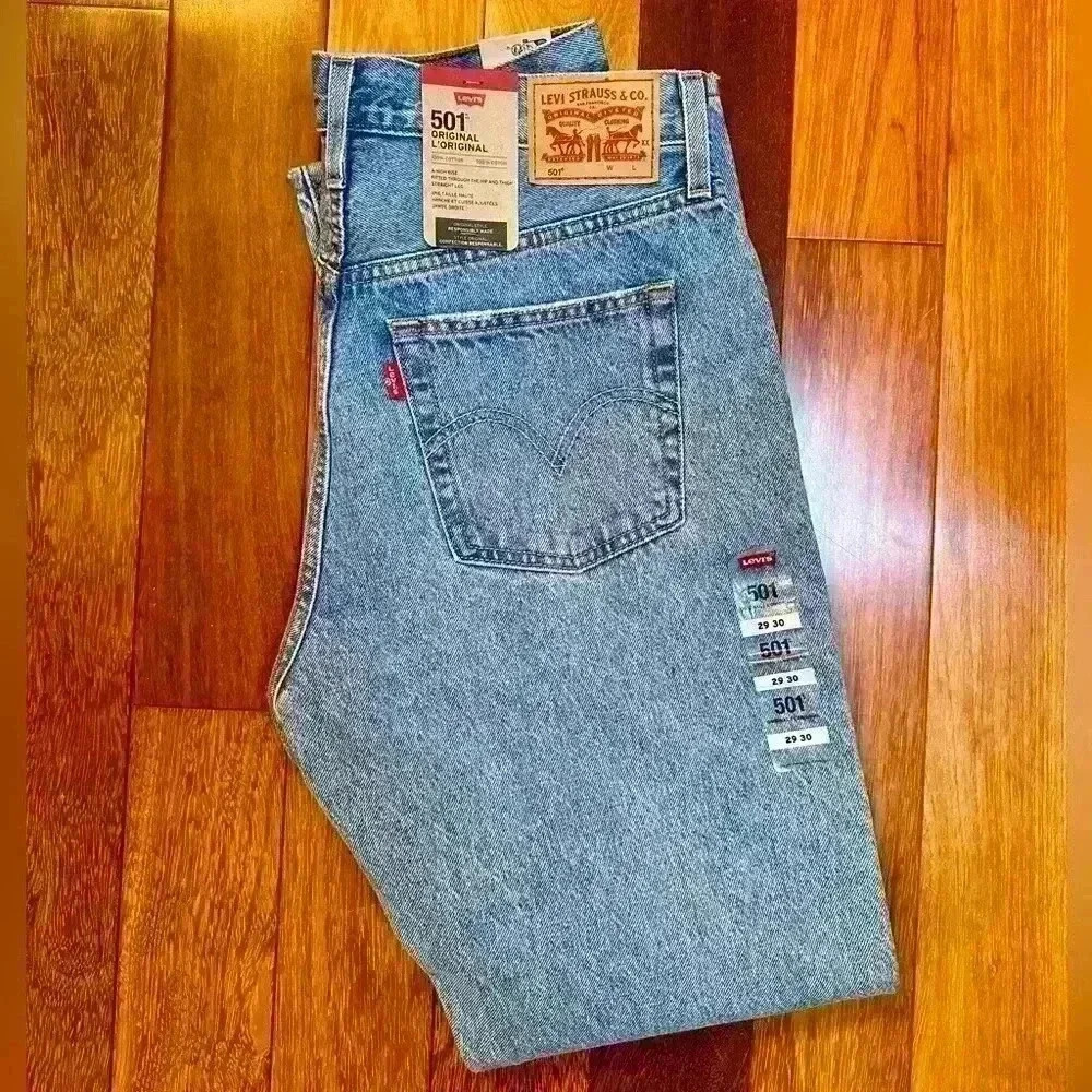 Levi’s |  Women’s straight leg light wash 501s size 29/30 BNWT